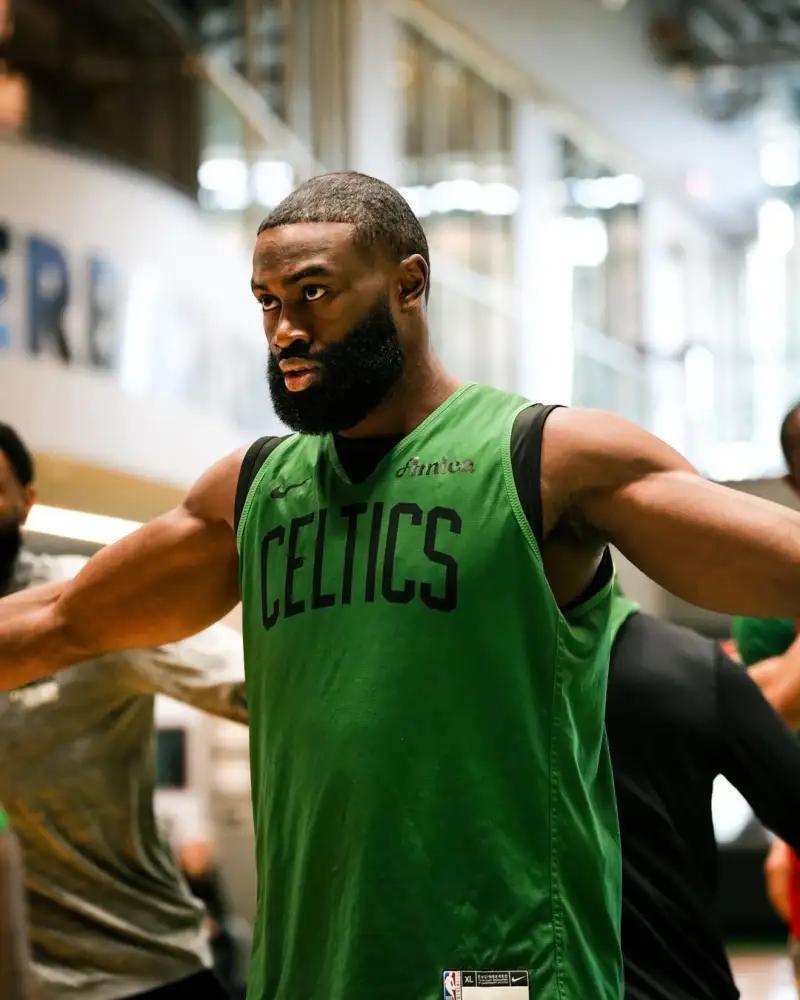 凯尔特人力图取胜!球迷全力支持备战 凯尔特人力图取胜!球迷全力支持备战