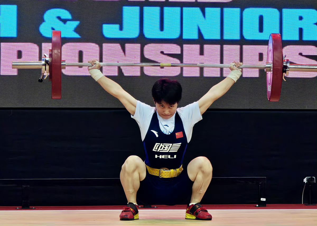 俄罗斯举重名将稳坐金牌,实力过人 俄罗斯举重名将稳坐金牌,实力过人