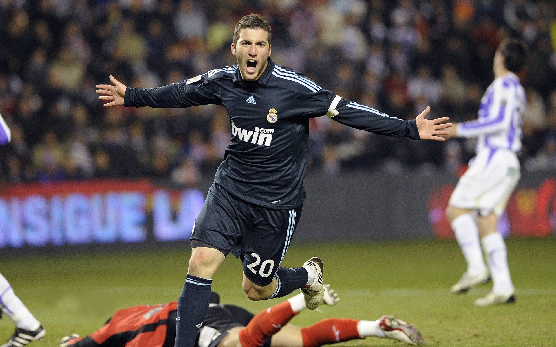 富安健洋一锤定音，阿根廷惊险逆转比利亚雷亚尔